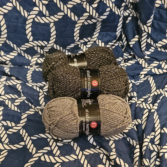 Yarn Set - Black and Gray - Picture 1 of 7